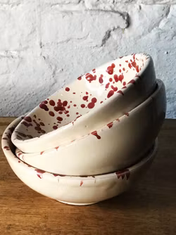 Handgjord skål 13 cm. Spruzzi. Mörkröd.