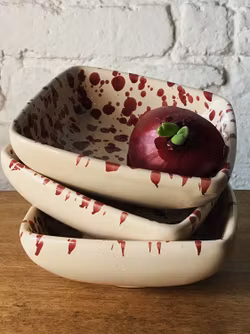 Handgjord skål 13 cm. Spruzzi. Mörkröd.