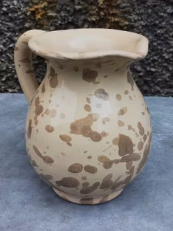 Handgjord mjölkkanna 10 cm. Spruzzi. Ljusbrun.