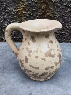 Handgjord mjölkkanna 10 cm. Spruzzi. Ljusbrun.