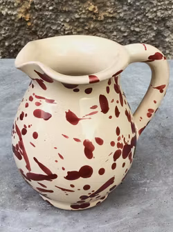 Handgjord mjölkkanna 10 cm. Spruzzi. Mörkröd.