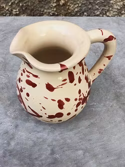 Handgjord mjölkkanna 10 cm. Spruzzi. Mörkröd.