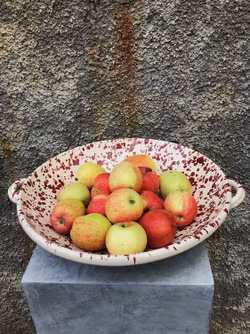 Handgjord fat 38 cm. Spruzzi. Mörkrött.