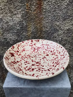 Handgjord fat 33 cm. Spruzzi. Mörkrött.