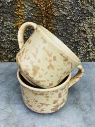 Handgjord kopp/mugg 10 cm. Spruzzi. Ljusbrun.
