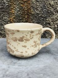 Handgjord kopp/mugg 10 cm. Spruzzi. Ljusbrun.