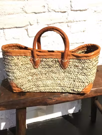 Stråväska/korg 42 cm med detaljer i naturläder.