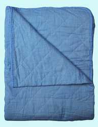 Quiltat täcke 180 x 140 cm. Blått/vitt.