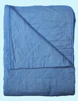 Quiltat täcke 180 x 140 cm. Blått/vitt.