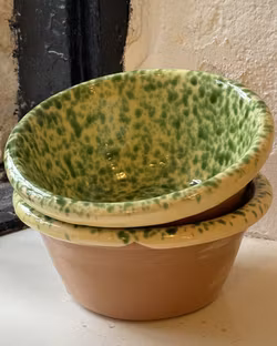 Handgjord skål 19 cm. Grönmönstrad.
