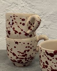 Handgjord espressokopp 6 cm. Spruzzi. Vinröd.