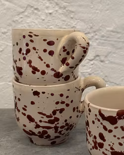 Handgjord espressokopp 6 cm. Spruzzi. Mörkröd.