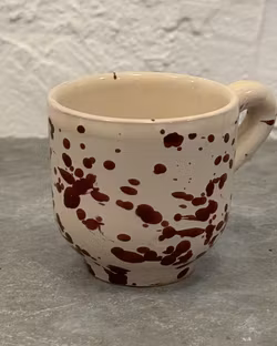 Handgjord espressokopp 6 cm. Spruzzi. Mörkröd.