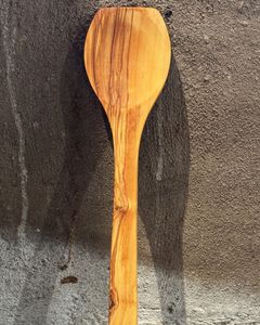 Slev med rak kant i olivträ 30 cm.