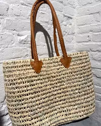 Stor stråväska med långa handtag.