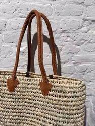 Stor stråväska med långa handtag.