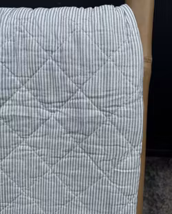 Quiltat täcke 180 x 140 cm. Isgrönt.