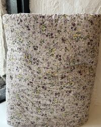 Quiltat täcke 180 x 140 cm. Blommigt.