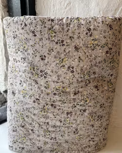 Quiltat täcke 180 x 140 cm. Blommigt.