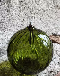 Oljelampa rund 9 cm. Grön med vågmönster.