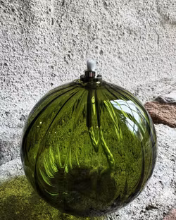 Oljelampa rund 9 cm. Grön med vågmönster.