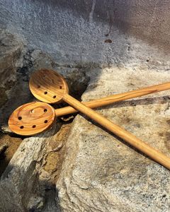 Hålslev i olivträ 30 cm.