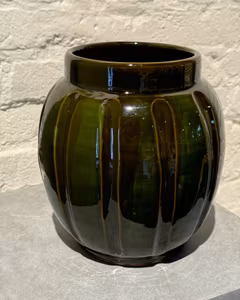 Vas 27 cm. Olivgrön.