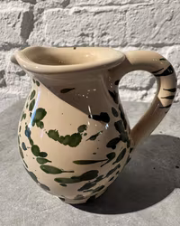Handgjord mjölkkanna 10 cm. Spruzzi. Flaskgrön.
