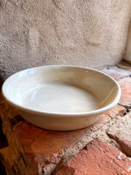 Glaserad ugnsform 28 cm. Cremefärgad.