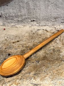 Serveringssked i olivträ 25 cm.