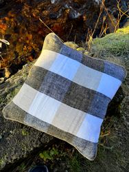 Kudde 100% linne 45 x 45 cm. Rutig, bruntoner.