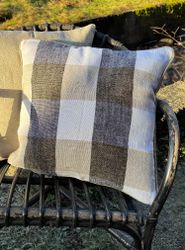 Kudde 100% linne 45 x 45 cm. Rutig, bruntoner.
