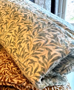 Quiltat täcke 180 x 140 cm. Gröna blad.