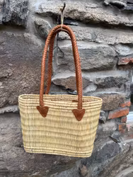 Stråväska 30 cm med långa handtag.