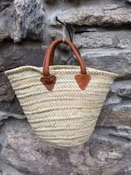 Stråväska/korg med korta handtag.