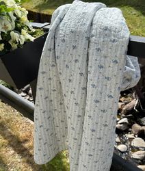 Quiltat täcke 180 x 140 cm. Blommigt.