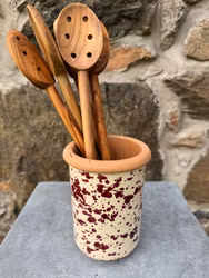 Handgjord krus 15 cm. Spruzzi. Vinrött.