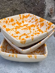 Handgjord skål 13 cm. Spruzzi. Ockragul.