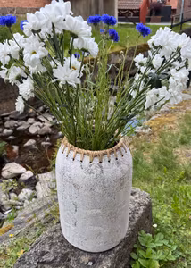Vas 35 cm med detaljer i rotting. Gråvit.