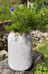 Vas 35 cm med detaljer i rotting. Gråvit.