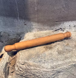 Kavel i olivträ  39 cm.
