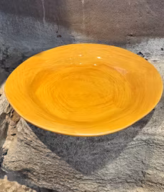 Handgjord fat 32 cm. Gult.