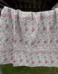 Quiltat täcke 180 x 140 cm. Blommigt.