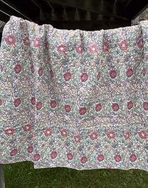 Quiltat täcke 180 x 140 cm. Blommigt.