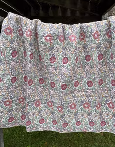 Quiltat täcke 180 x 140 cm. Blommigt.