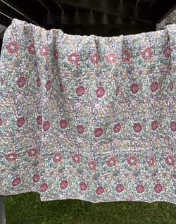 Quiltat täcke 180 x 140 cm. Blommigt.