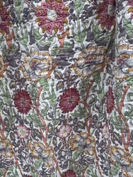 Quiltat täcke 180 x 140 cm. Blommigt.