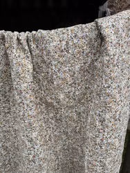 Quiltat täcke 180 x 140 cm. Småblommigt.