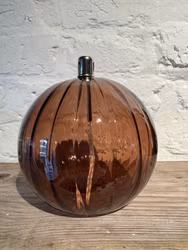 Oljelampa rund 13 cm. Bronsfärg med vågmönster.