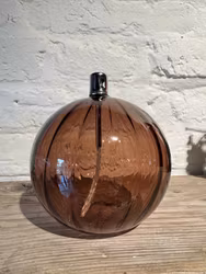 Oljelampa rund 9 cm. Bronsfärg med vågmönster.